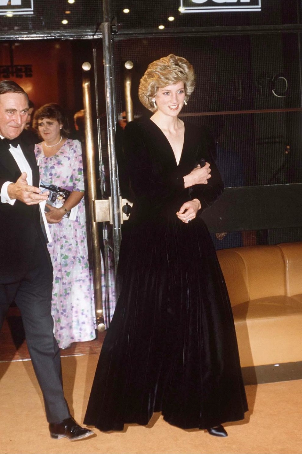 Принцеса Діана на виставі «Знедолені» у Барбікані у вечірній сукні Bruce Oldfield, жовтень 1985 року
