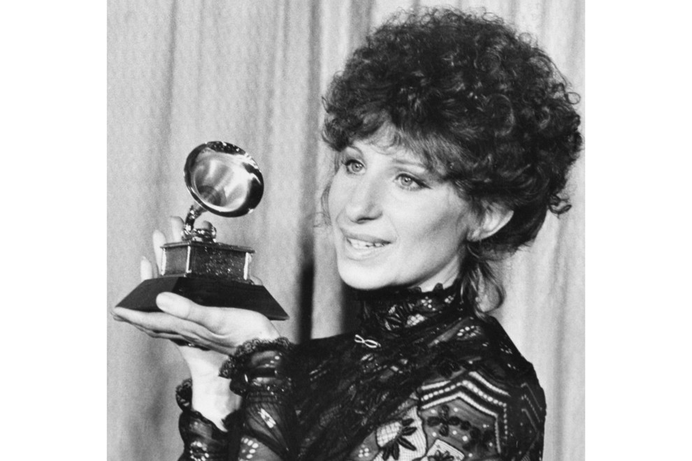 Барбра Стрейзанд, обладательница премии «Грэмми», которую она получила за исполнение песни из фильма «Звезда родилась»