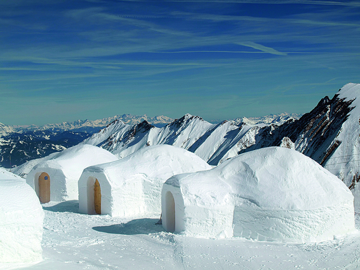 Иглу на леднике, покрывающем гору Кицштайнхорн в Австрии