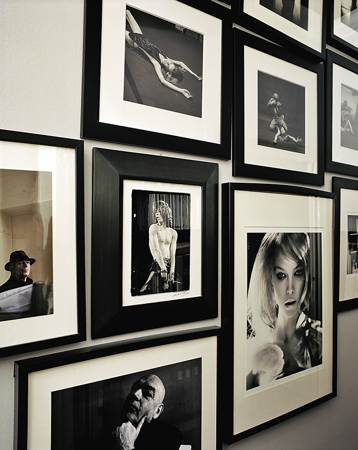 Коллекция черно-белых фотографий украшает коридор