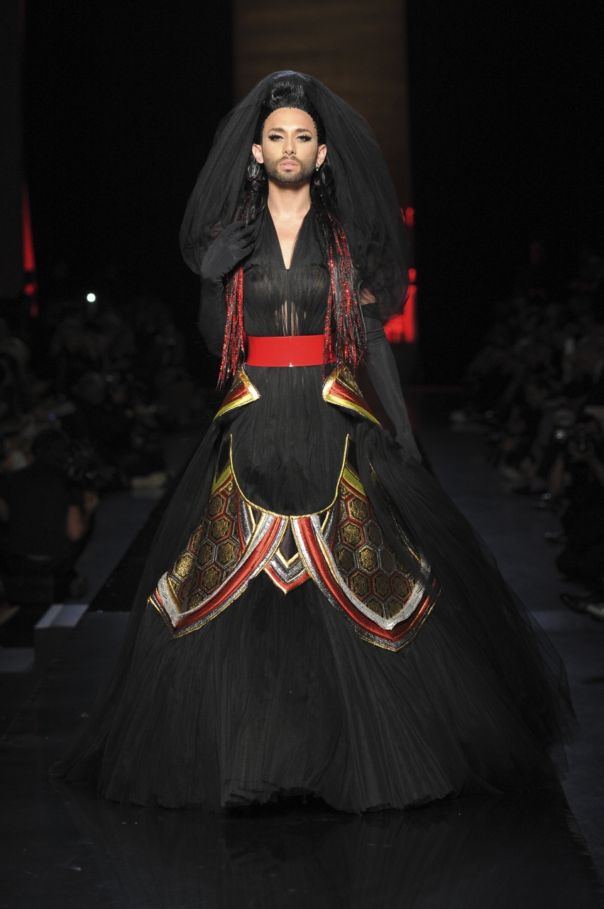 Кончита Вурст закрывает показ Jean Paul Gaultier Couture