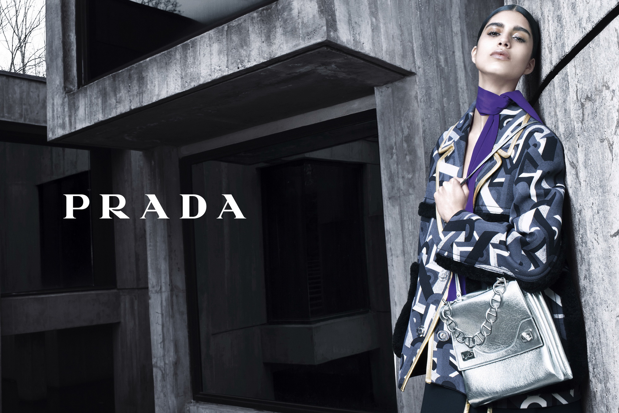Мика Арганараз с серебряной сумкой Prada
