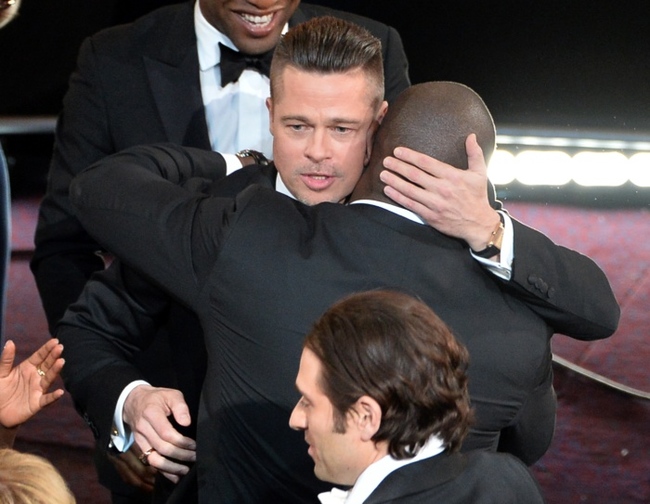 Брэд Питт обнимает режиссера Стива Маккуина на церемонии "Оскар" (2014)