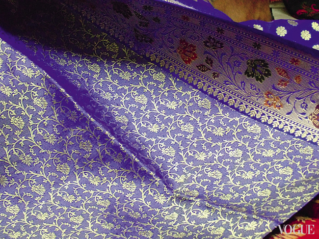 Индийский кинхаб
ткут из шелка и золотых
нитей «зари»