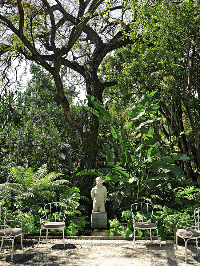 В саду, спроектированном американским ландшафтным дизайнером Мэдисоном Коксом, скульптура 1930-х годов и садовая мебель 1950-х годов
