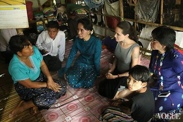 Анджелина Джоли и Аун Сан Су Чжи на фабрике в Мьянме