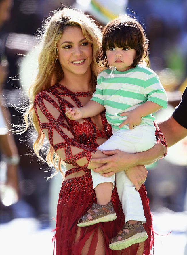 Шакира с сыном Миланом на закрытии Чемпионата мира по футболу в июле 2014 года 