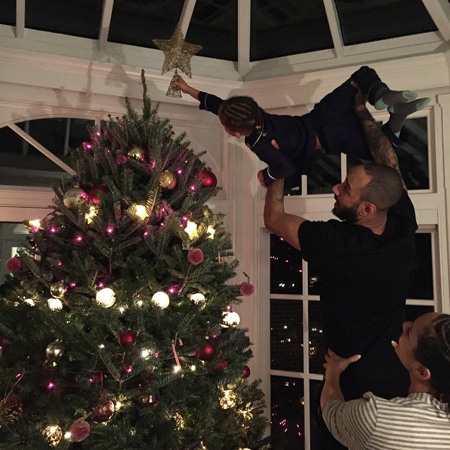 Алиша Кис вместе с супругом и сыном украшают рождественскую елку (декабрь 2014)