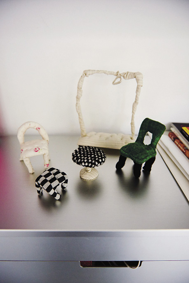 На комоде возле стола Консуэло – коллекция миниатюрной мебели, обшитой тканями Marni. «Это прототип мебели, которую мы когда-то показывали в Селфридже»
