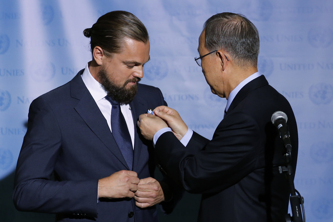 Актер получает знак Посла мира на конференции ООН в нью-Йорке (сентябрь 2014)