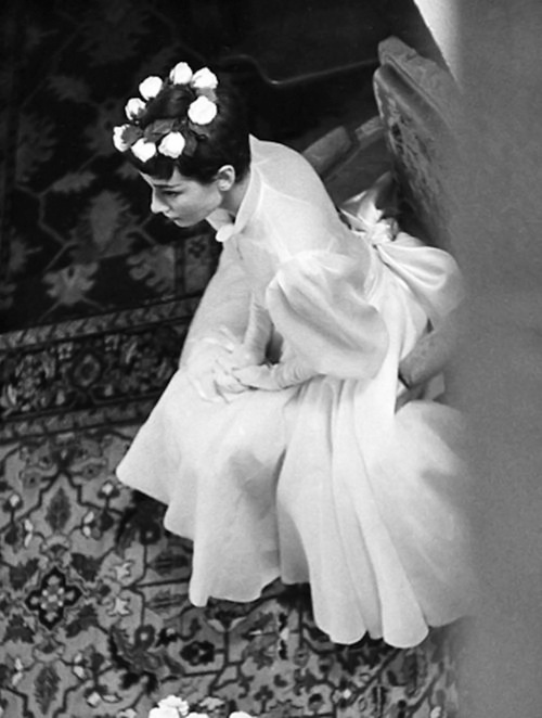 Одри Хепберн выходит замуж в платье Balmain и венке из живых роз